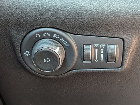 Used 2025 Jeep Compass Latitude w/ Convenience Group AWD/4WD image 15