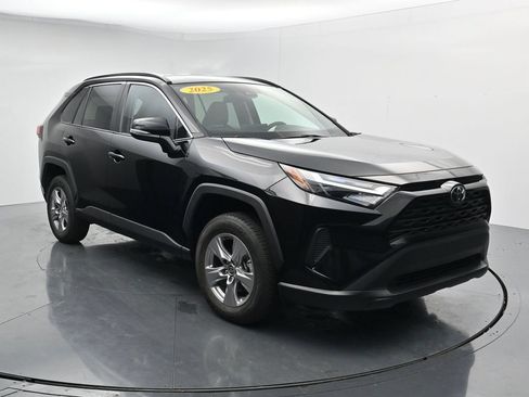 Used 2025 Toyota RAV4 XLE AWD/4WD image 2