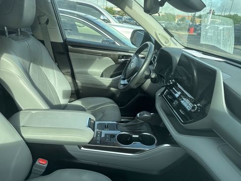 Used 2022 Toyota Highlander Platinum FWD image 6