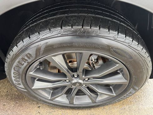 Used 2018 Ford Explorer XLT w/ Equipment Group 202A image 22