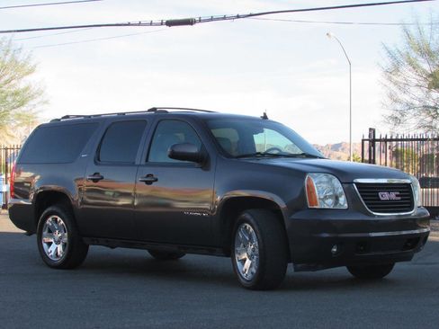 Used 2010 GMC Yukon XL SLT image 1
