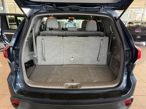Used 2017 Toyota Highlander LE w/ Carpet Mat Package FWD image 23