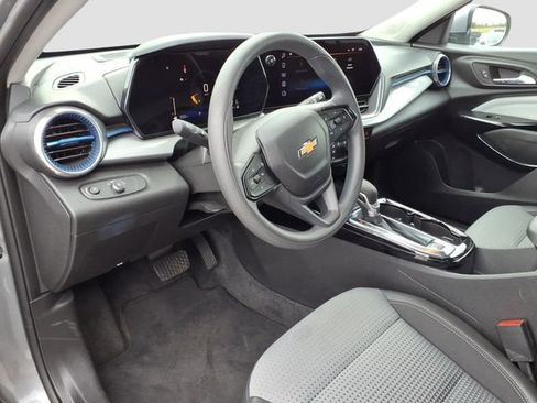 Used 2025 Chevrolet Trax LT FWD image 17