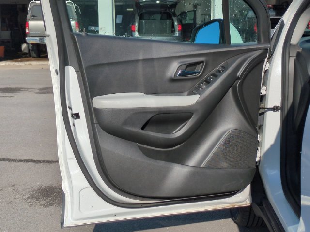 Used 2022 Chevrolet Trax LT w/ LT Convenience Package AWD/4WD image 6