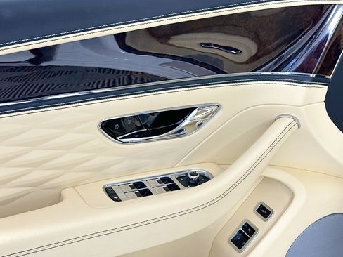 Certified 2022 Bentley Flying Spur V8 image 18