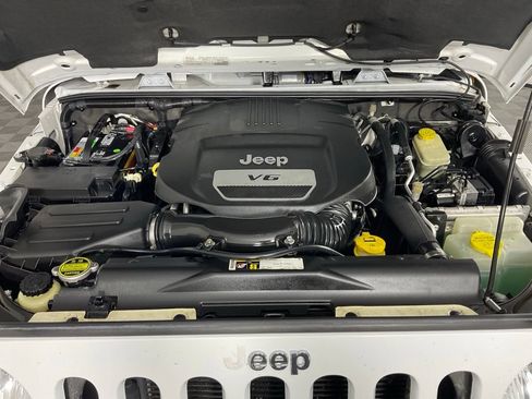 Used 2015 Jeep Wrangler Unlimited Sahara w/ Connectivity Group AWD/4WD image 9