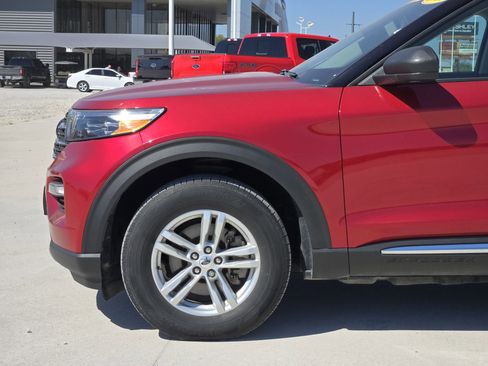 Used 2022 Ford Explorer XLT w/ Equipment Group 202A image 8