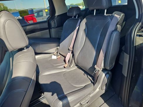 Used 2025 Kia Carnival FWD image 5