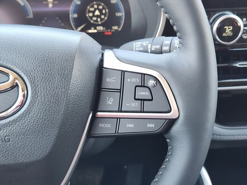 Used 2025 Toyota Highlander Platinum image 37