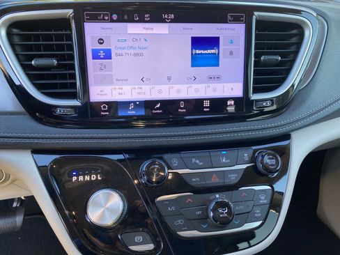 Certified 2022 Chrysler Pacifica Touring-L image 10