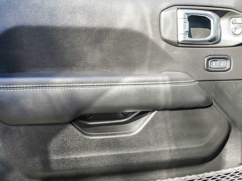 Used 2022 Jeep Wrangler Unlimited Sahara image 19