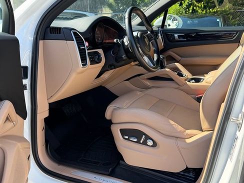 Used 2021 Porsche Cayenne AWD/4WD image 12