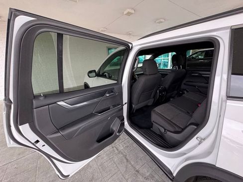 Used 2025 GMC Acadia Elevation image 19