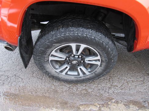 Used 2016 Toyota Tacoma TRD Sport w/ Towing Package image 14