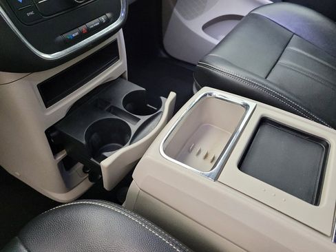 Used 2016 Chrysler Town & Country Touring image 26