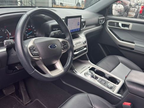 Used 2022 Ford Explorer XLT w/ Equipment Group 202A image 7