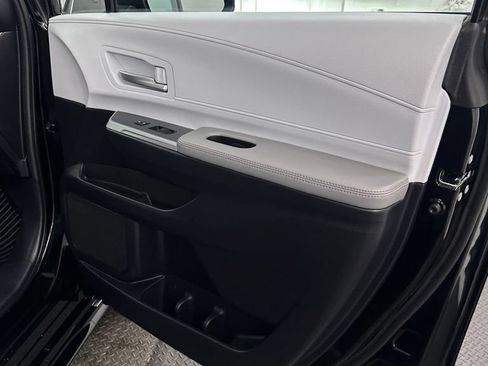 Used 2025 Toyota Sienna XLE FWD image 39