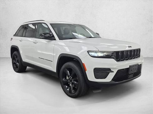 Certified 2025 Jeep Grand Cherokee Altitude AWD/4WD image 3