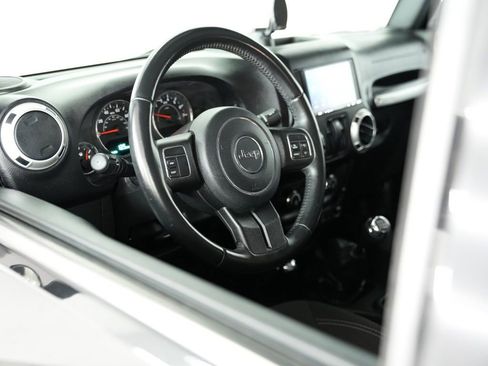 Used 2017 Jeep Wrangler Sahara AWD/4WD image 6