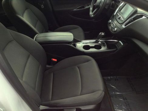 Used 2017 Chevrolet Malibu LT FWD image 12