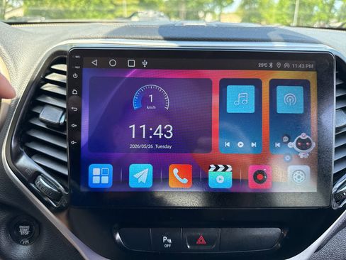 Used 2018 Jeep Cherokee Limited AWD/4WD image 7