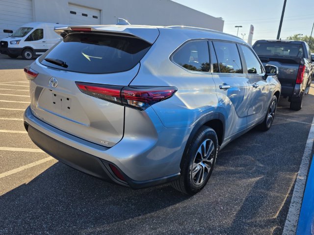 Used 2023 Toyota Highlander XLE FWD image 2
