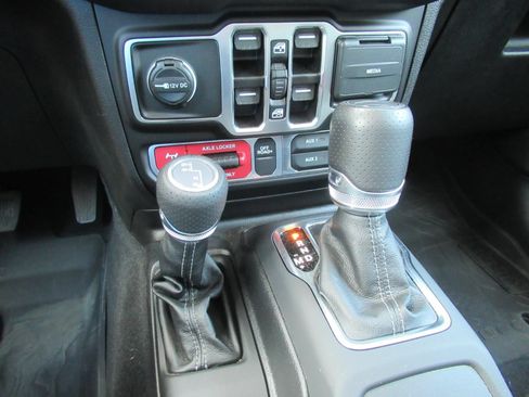 Certified 2025 Jeep Gladiator Mojave w/ Convenience Group AWD/4WD image 29