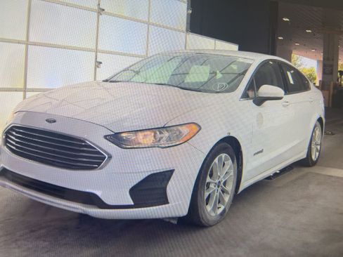 Used 2019 Ford Fusion SE image 1
