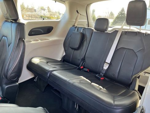 Used 2017 Chrysler Pacifica Touring-L Plus w/ Advanced Safetytec Group FWD image 31