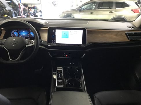 Used 2024 Volkswagen Atlas SE image 16