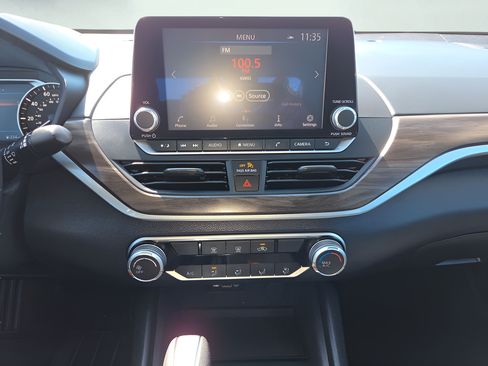 Used 2025 Nissan Altima 2.5 SV FWD image 15