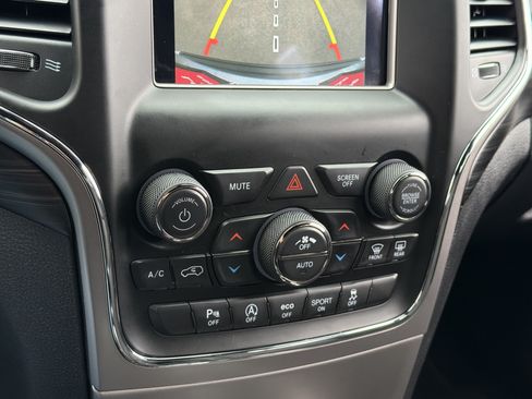 Used 2021 Jeep Grand Cherokee Laredo w/ Security & Convenience Group AWD/4WD image 23