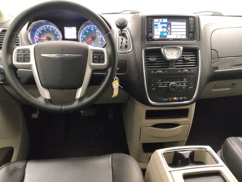 Used 2015 Chrysler Town & Country Touring FWD image 22
