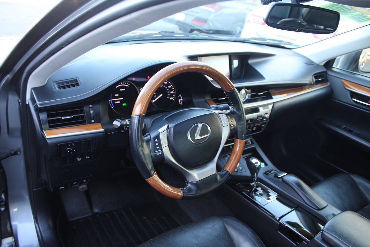 Used 2014 Lexus ES 300h w/ Luxury Package w/Bamboo Trim FWD image 19