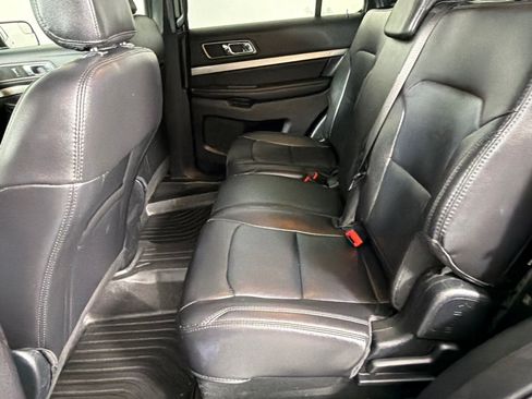 Used 2018 Ford Explorer XLT w/ Equipment Group 202A AWD/4WD image 19