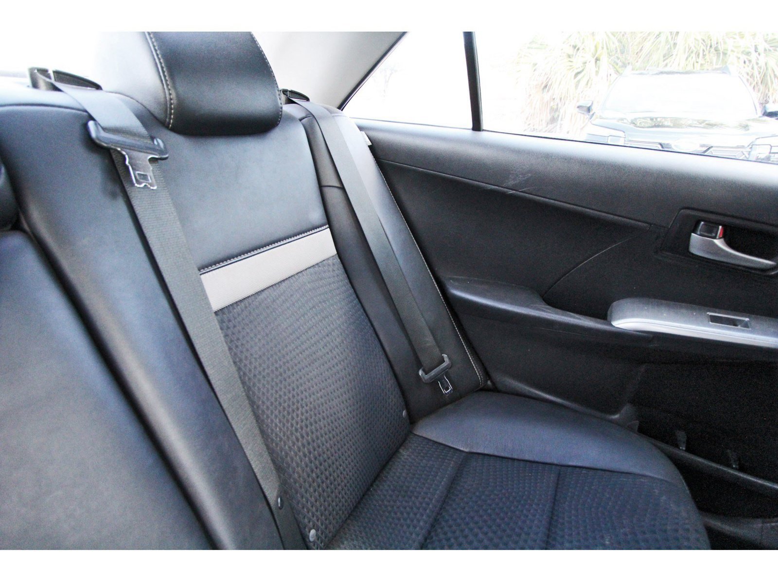Used 2014 Toyota Camry SE FWD image 12