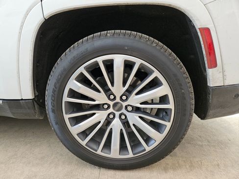 Used 2024 Jeep Grand Wagoneer Series III w/ HD Trailer Tow Package image 10