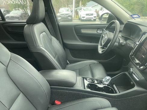 Used 2025 Volvo XC40 B5 Plus image 11