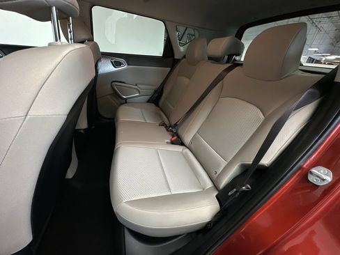 Used 2025 Kia Soul LX w/ LX Technology Package FWD image 21
