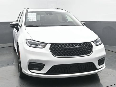 Used 2025 Chrysler Pacifica Limited FWD image 8