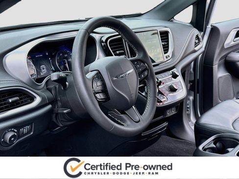 Used 2023 Chrysler Pacifica Touring-L w/ S Appearance Package FWD image 4