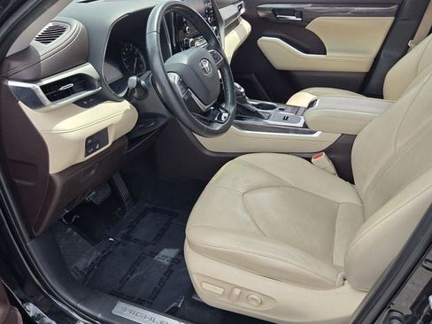 Used 2020 Toyota Highlander Limited FWD image 17