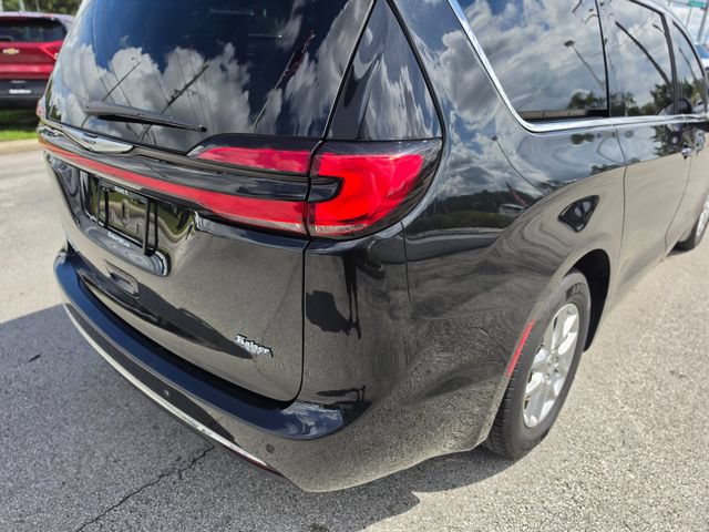 Used 2023 Chrysler Pacifica Touring-L FWD image 11