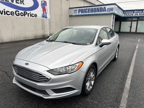 Used 2017 Ford Fusion SE w/ Fusion SE Technology Package image 4