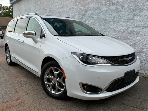 Used 2017 Chrysler Pacifica Limited w/ UConnect Theater Package FWD image 1