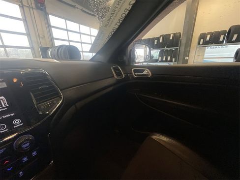 Used 2022 Jeep Grand Cherokee Laredo X image 11