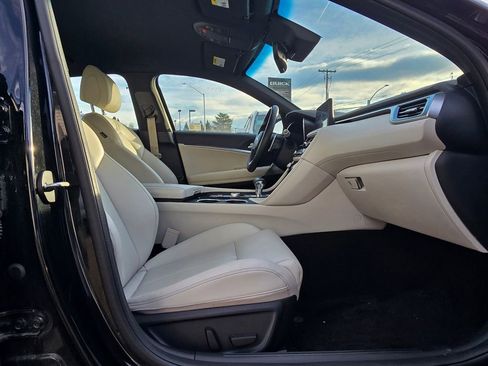 Used 2025 Genesis G70 2.5T image 9