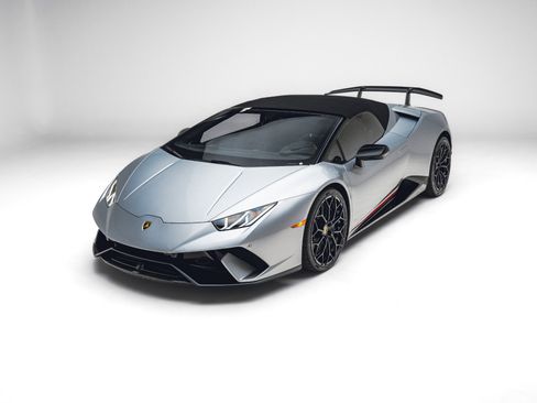 Used 2019 Lamborghini Huracan Performante AWD/4WD image 2