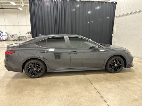 Used 2025 Toyota Camry SE image 12