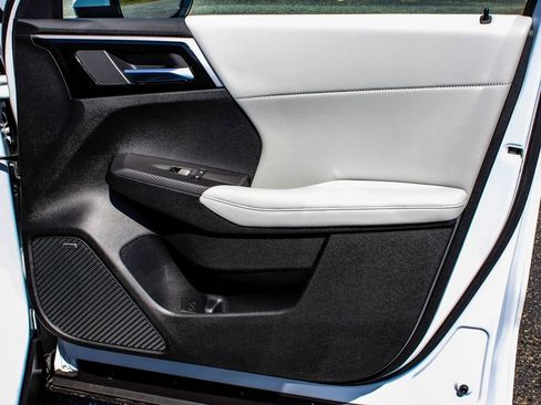 New 2025 Mitsubishi Outlander SE image 13